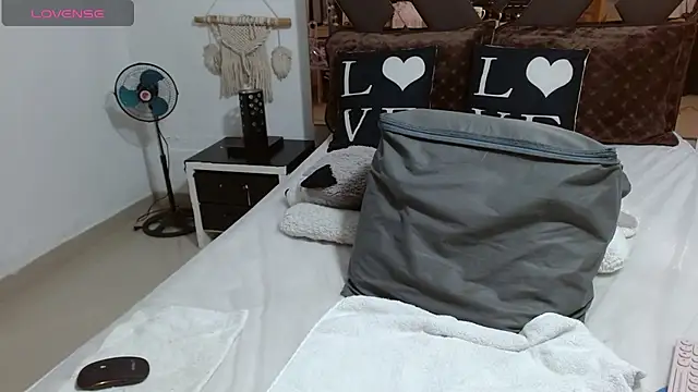 Snapshot of lindaesmeralda chatting on February 21, 11:22 am lindaesmeralda online show from February 21, 11:22 am