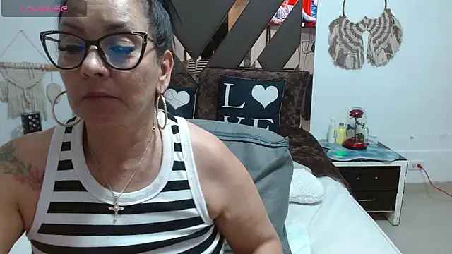 Snapshot of lindaesmeralda chatting on February 23, 11:14 pm lindaesmeralda online show from February 23, 11:14 pm