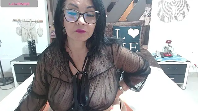 Snapshot of lindaesmeralda chatting on February 26, 2:25 pm lindaesmeralda online show from February 26, 2:25 pm