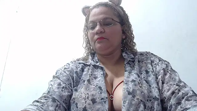 Snapshot of mademooms chatting on November 26, 2:45 am mademooms online show from November 26, 2:45 am