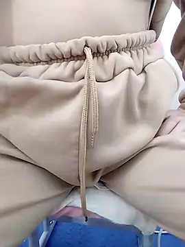 SweetGirl2k2 online show from January 19, 10:17 pm