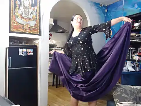 Snapshot of Helen1974 chatting on December 19, 5:50 pm Helen1974 online show from December 19, 5:50 pm