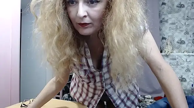 Snapshot of Helen1974 chatting on January 28, 10:12 pm Helen1974 online show from January 28, 10:12 pm