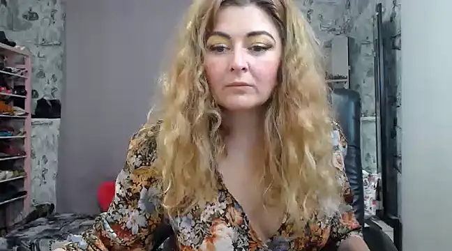 Snapshot of Helen1974 chatting on February 5, 6:59 pm Helen1974 online show from February 5, 6:59 pm