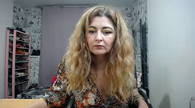 Snapshot of Helen1974 chatting on February 5, 10:01 pm Helen1974 online show from February 5, 10:01 pm