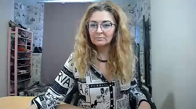 Snapshot of Helen1974 chatting on February 19, 7:50 am Helen1974 online show from February 19, 7:50 am