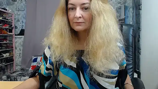 Snapshot of Helen1974 chatting on October 17, 4:37 am Helen1974 online show from October 17, 4:37 am