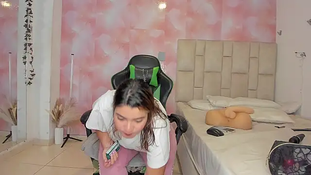 Snapshot of emily_lean_ chatting on October 25, 12:51 am emily lean online show from October 25, 12:51 am