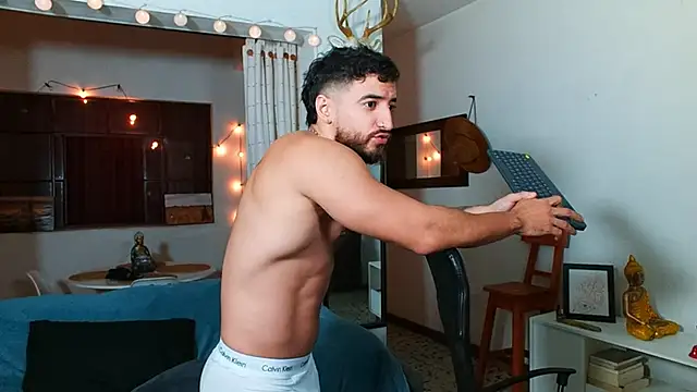 Snapshot of AndrewMartinez chatting on February 9, 1:00 am AndrewMartinez online show from February 9, 1:00 am