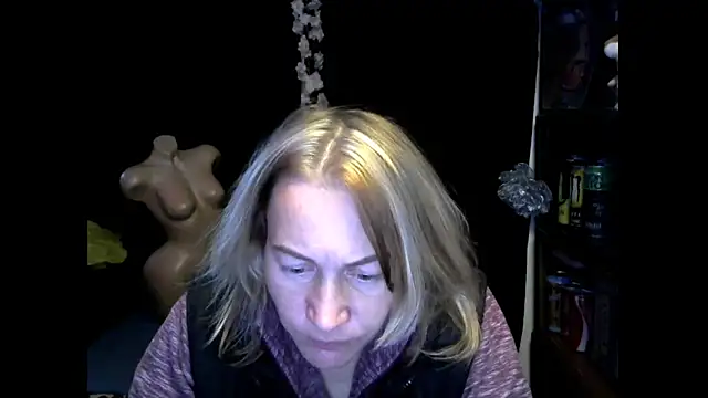 Snapshot of wLESLYMOSw chatting on October 16, 8:15 am wLESLYMOSw online show from October 16, 8:15 am