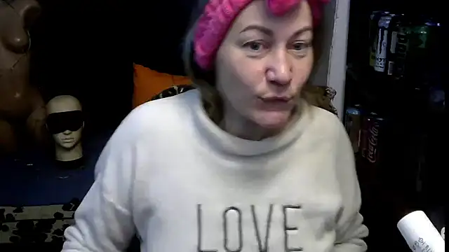 Snapshot of wLESLYMOSw chatting on December 22, 8:11 am wLESLYMOSw online show from December 22, 8:11 am