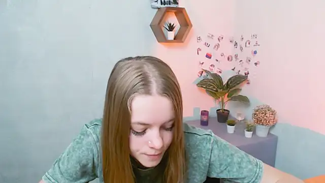 Snapshot of AliceFlirtt_ chatting on September 19, 8:49 am AliceFlirtt online show from September 19, 8:49 am