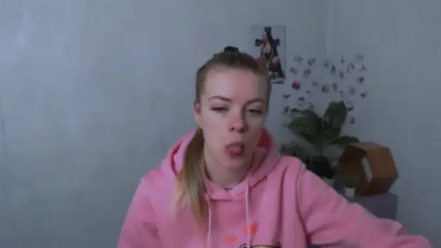 Snapshot of AliceFlirtt_ chatting on December 1, 8:30 am AliceFlirtt online show from December 1, 8:30 am