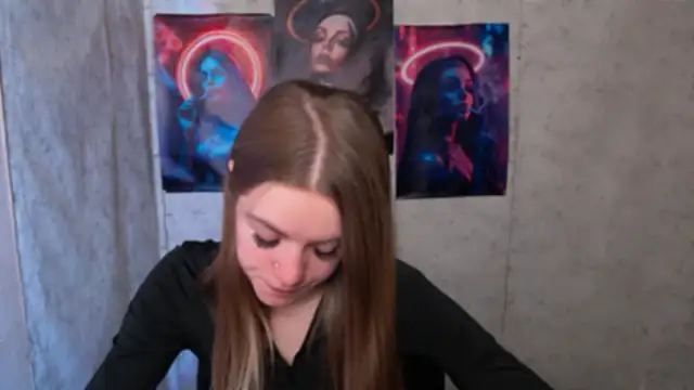 Snapshot of AliceFlirtt_ chatting on December 4, 11:19 am AliceFlirtt online show from December 4, 11:19 am