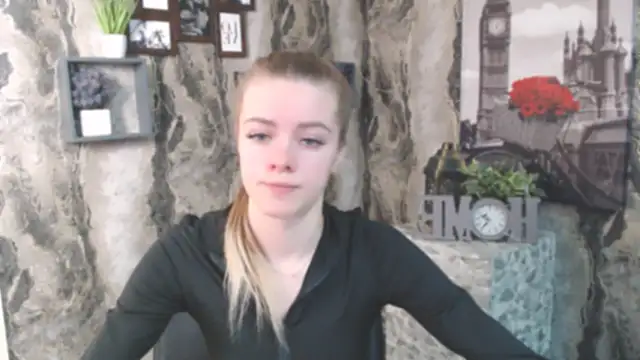 Snapshot of AliceFlirtt_ chatting on December 5, 9:51 am AliceFlirtt online show from December 5, 9:51 am