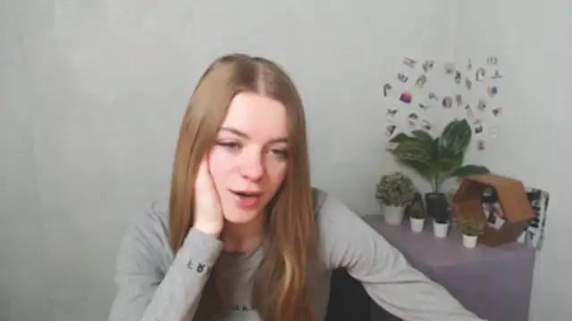 Snapshot of AliceFlirtt_ chatting on December 16, 9:36 am AliceFlirtt online show from December 16, 9:36 am