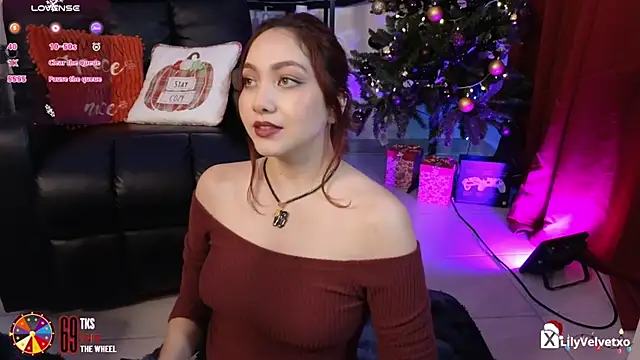 Snapshot of LilyVelvett chatting on December 6, 4:14 am LilyVelvett online show from December 6, 4:14 am