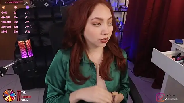 Snapshot of LilyVelvett chatting on January 13, 4:50 am LilyVelvett online show from January 13, 4:50 am