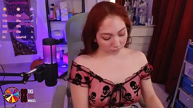 Snapshot of LilyVelvett chatting on October 21, 3:07 am LilyVelvett online show from October 21, 3:07 am
