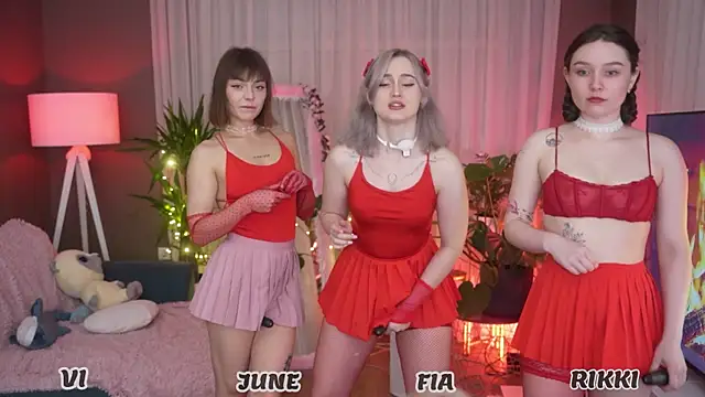 Snapshot of your_favoritegirls chatting on October 6, 2:31 am your favoritegirls online show from October 6, 2:31 am