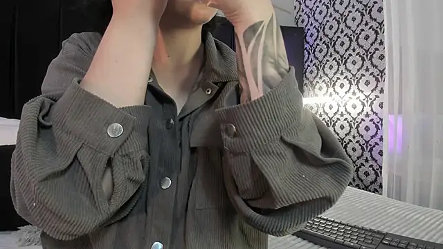 Snapshot of Adeelinee chatting on November 18, 7:40 pm Adeelinee online show from November 18, 7:40 pm