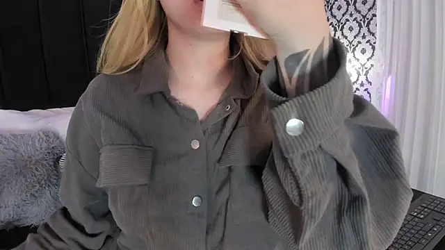 Snapshot of Adeelinee chatting on November 19, 7:47 pm Adeelinee online show from November 19, 7:47 pm