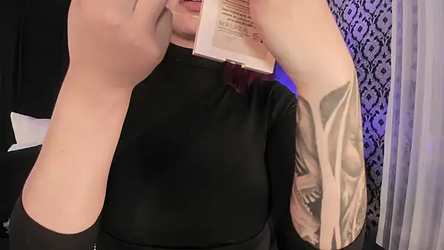 Snapshot of Adeelinee chatting on November 28, 7:49 pm Adeelinee online show from November 28, 7:49 pm