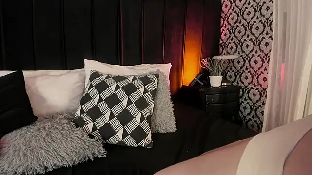 Snapshot of Adeelinee chatting on December 17, 7:42 pm Adeelinee online show from December 17, 7:42 pm