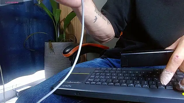 Snapshot of Mr_WhiteCock chatting on November 3, 8:21 pm Mr WhiteCock online show from November 3, 8:21 pm