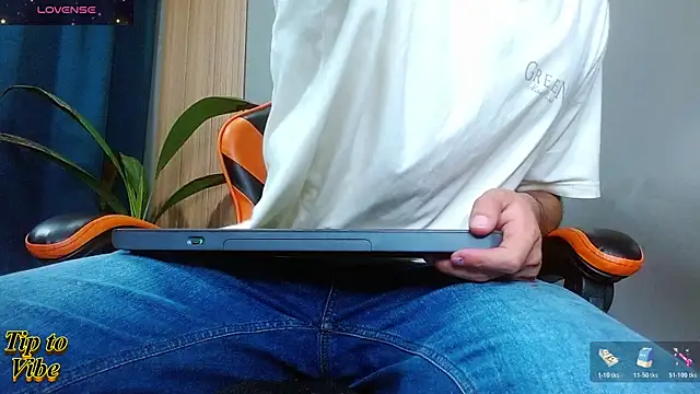 Snapshot of Mr_WhiteCock chatting on December 3, 11:03 pm Mr WhiteCock online show from December 3, 11:03 pm