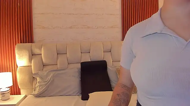 Snapshot of SophiaWylde chatting on February 21, 4:51 am SophiaWylde online show from February 21, 4:51 am