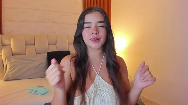 Snapshot of SophiaWylde chatting on February 24, 3:44 am SophiaWylde online show from February 24, 3:44 am