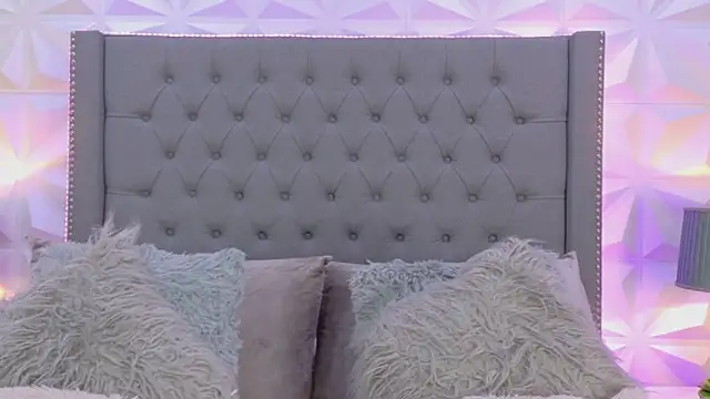 sarah salis  online show from December 20, 8:01 pm