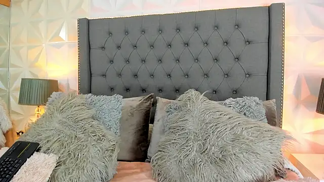 sarah salis  online show from January 16, 9:40 pm