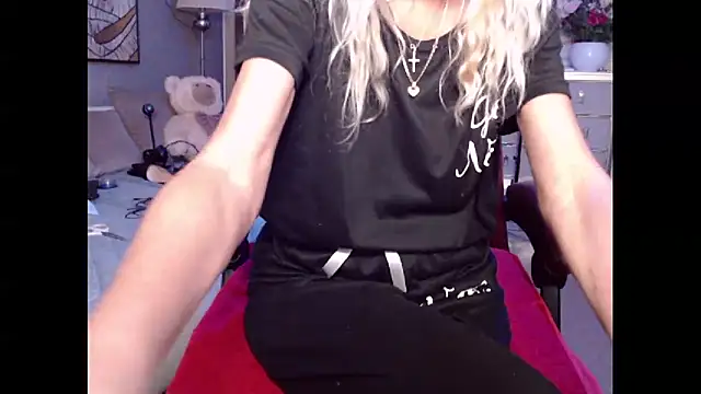 Snapshot of HornyMilf_555 chatting on October 1, 11:38 am HornyMilf 555 online show from October 1, 11:38 am