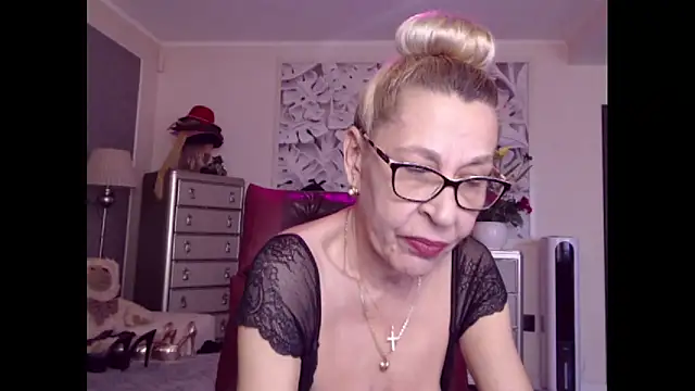 Snapshot of HornyMilf_555 chatting on October 13, 10:59 am HornyMilf 555 online show from October 13, 10:59 am