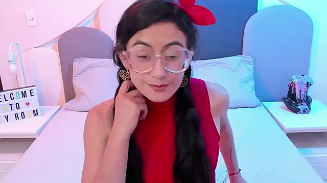 Snapshot of SophieGomez22 chatting on February 23, 11:22 am SophieGomez22 online show from February 23, 11:22 am