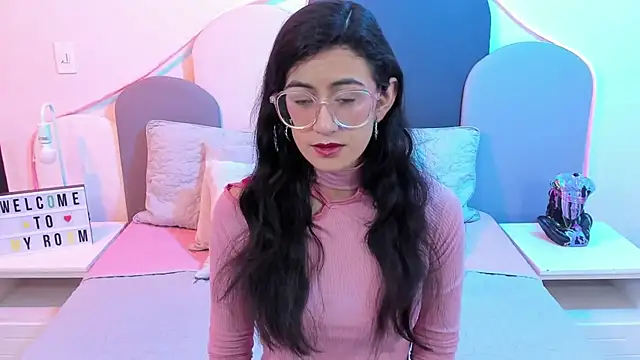 Snapshot of SophieGomez22 chatting on March 7, 11:29 am SophieGomez22 online show from March 7, 11:29 am