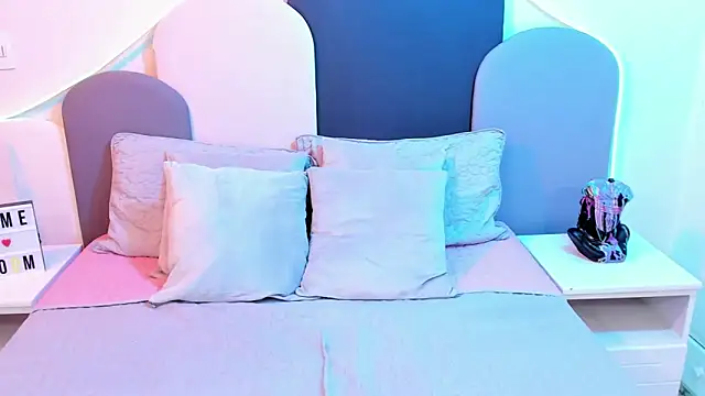 Snapshot of SophieGomez22 chatting on March 9, 2:32 pm SophieGomez22 online show from March 9, 2:32 pm