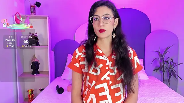 Snapshot of SophieGomez22 chatting on October 5, 11:30 am SophieGomez22 online show from October 5, 11:30 am