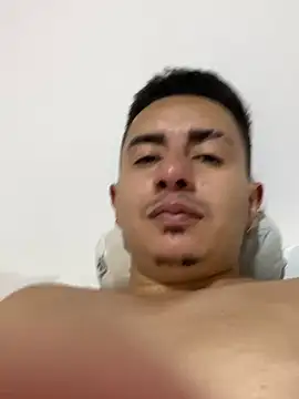 Snapshot of DanielGomez9 chatting on December 12, 3:32 am DanielGomez9 online show from December 12, 3:32 am