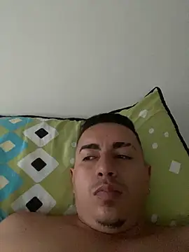 Snapshot of DanielGomez9 chatting on January 1, 10:35 pm DanielGomez9 online show from January 1, 10:35 pm