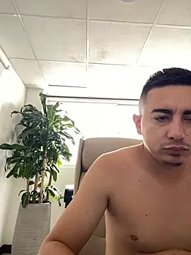 Snapshot of DanielGomez9 chatting on January 3, 9:05 pm DanielGomez9 online show from January 3, 9:05 pm