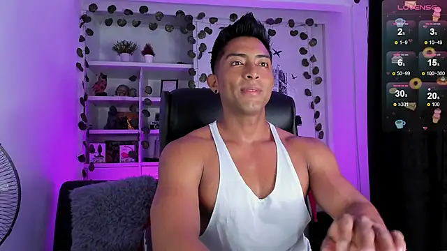 Snapshot of Couple_muscle1 chatting on December 26, 10:20 pm Couple muscle1 online show from December 26, 10:20 pm