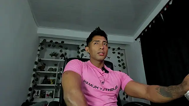 Snapshot of Couple_muscle1 chatting on January 5, 11:12 pm Couple muscle1 online show from January 5, 11:12 pm