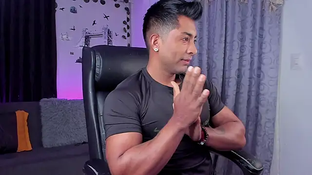 Snapshot of Couple_muscle1 chatting on March 17, 2:01 pm Couple muscle1 online show from March 17, 2:01 pm