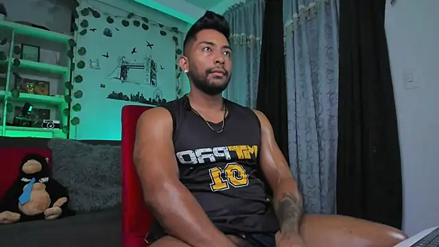 Snapshot of Couple_muscle1 chatting on November 5, 4:40 pm Couple muscle1 online show from November 5, 4:40 pm