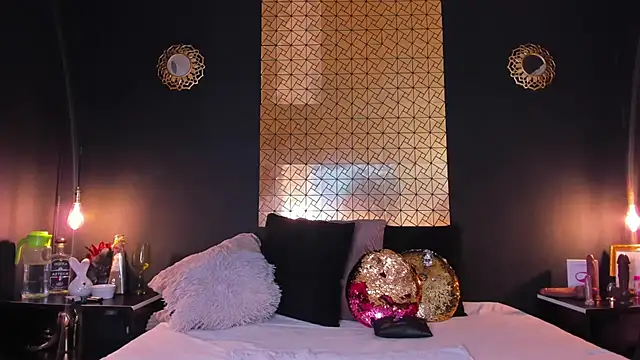 Snapshot of caro_lyne_ chatting on December 12, 2:00 pm caro lyne online show from December 12, 2:00 pm