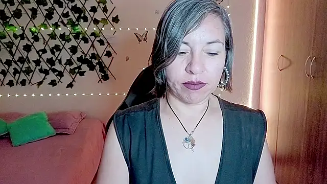 Lady breaks hearts online show from December 1, 10:31 am