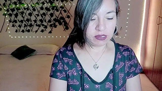 Lady breaks hearts online show from December 17, 12:00 pm